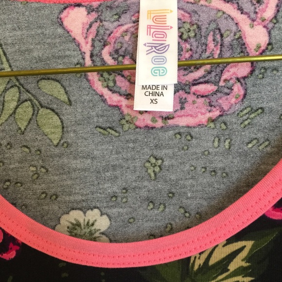 🦄 Rare LuLaRoe Classic Tee Roses XS 🦄 - Picture 4 of 4