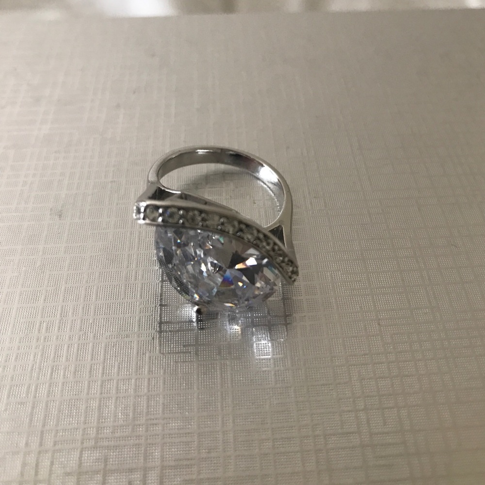 💥Stunning Faux Diamond Ring💥