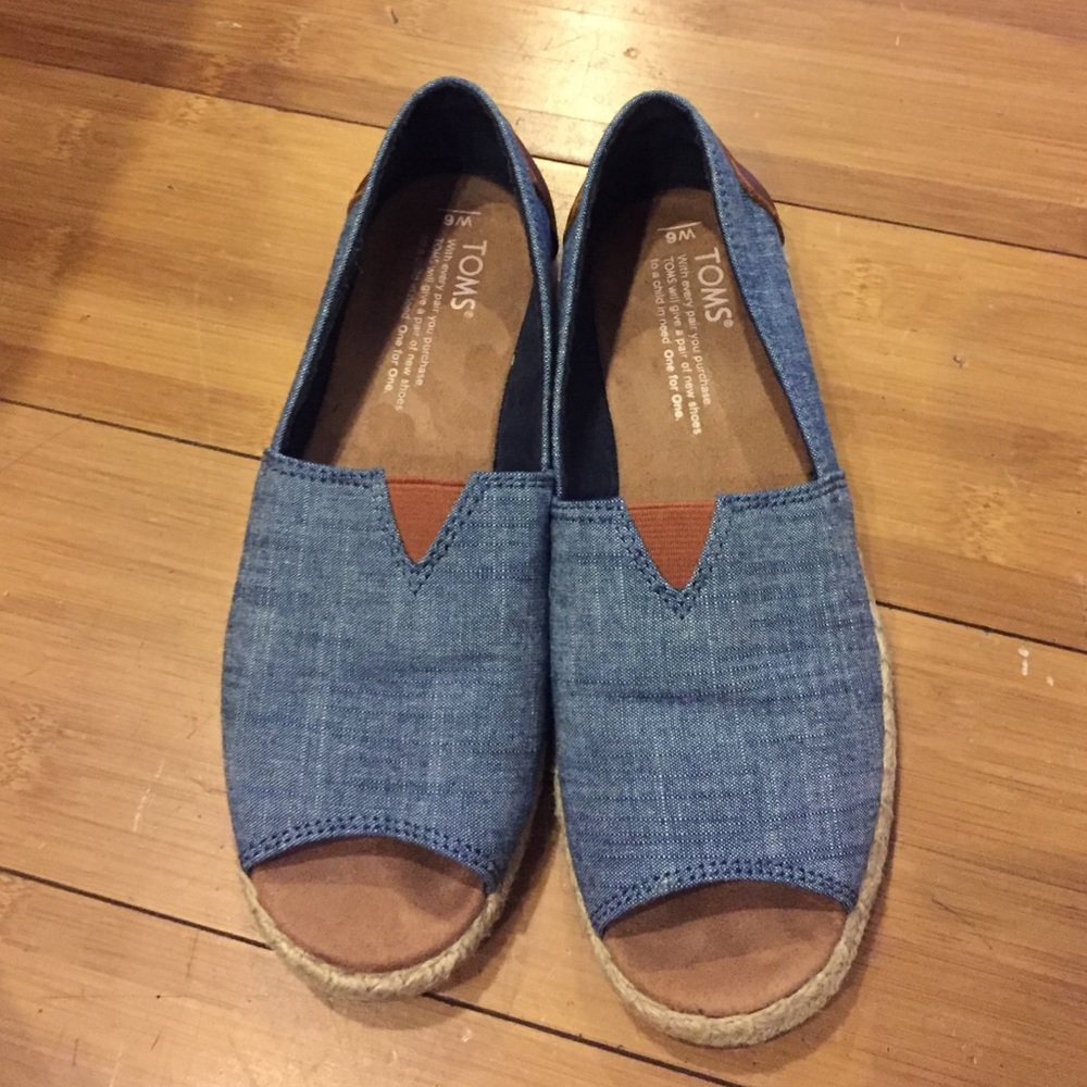 TOMS open toe chambray flat espadrilles size 6