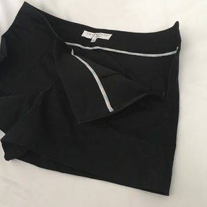 Trina Turk SZ 2 black short