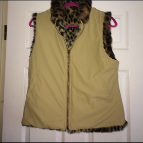 Fuzzy reversible cheetah vest - Picture 2 of 2