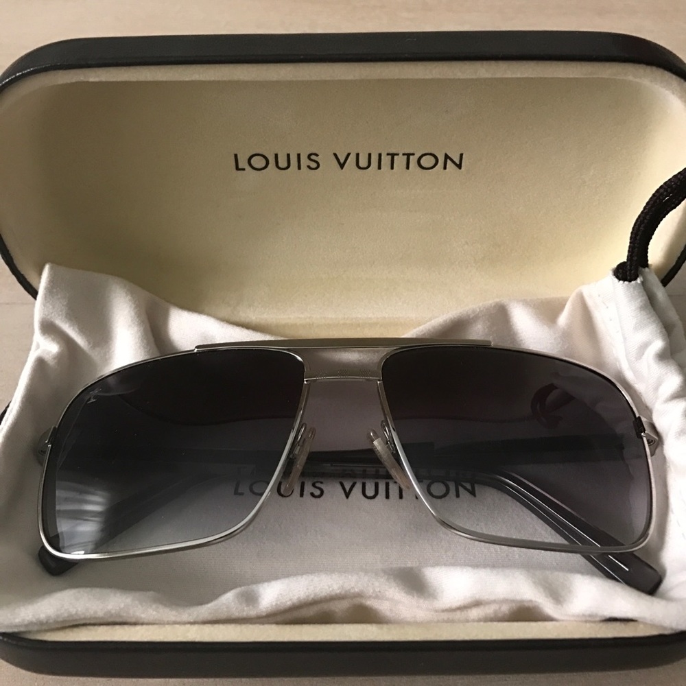 **SOLD** Louis Vuitton aviator sunglasses