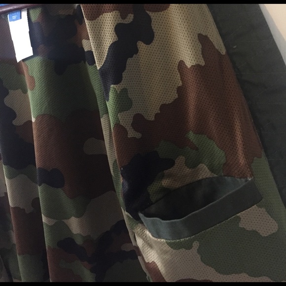 Adiidas olive green/ camo inside jacket - Picture 6 of 6