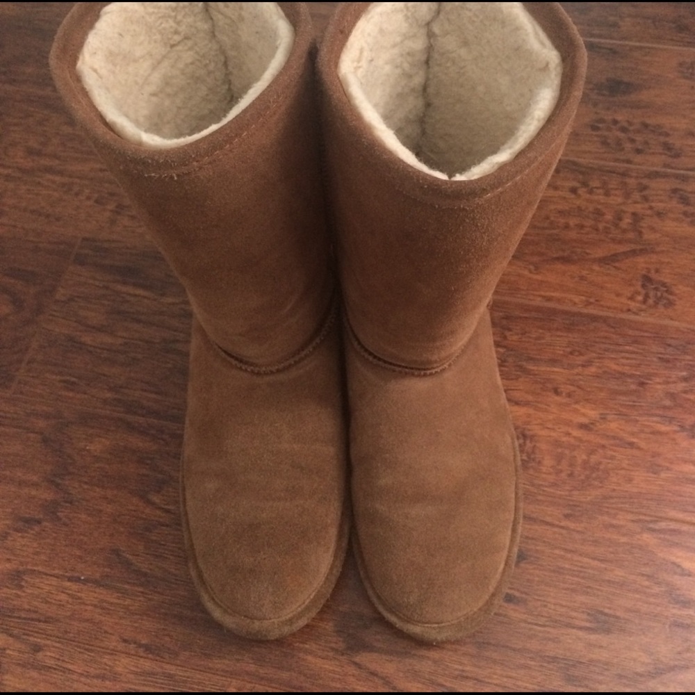*Donated* Bearpaw suede pull on boot