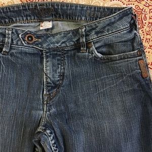 Women's Silver jeans medium wash.