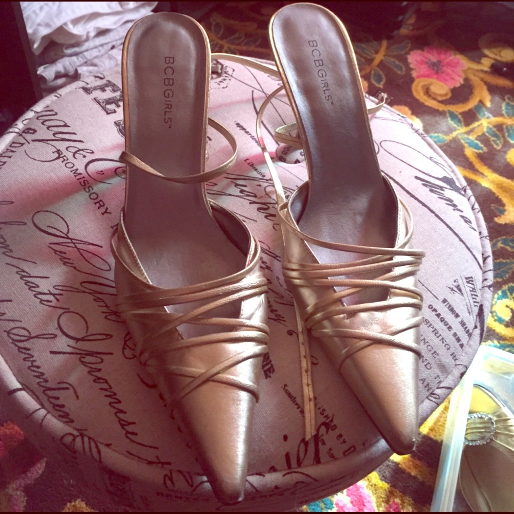 Gorgeous gold strappy pump