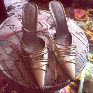 Gorgeous gold strappy pump