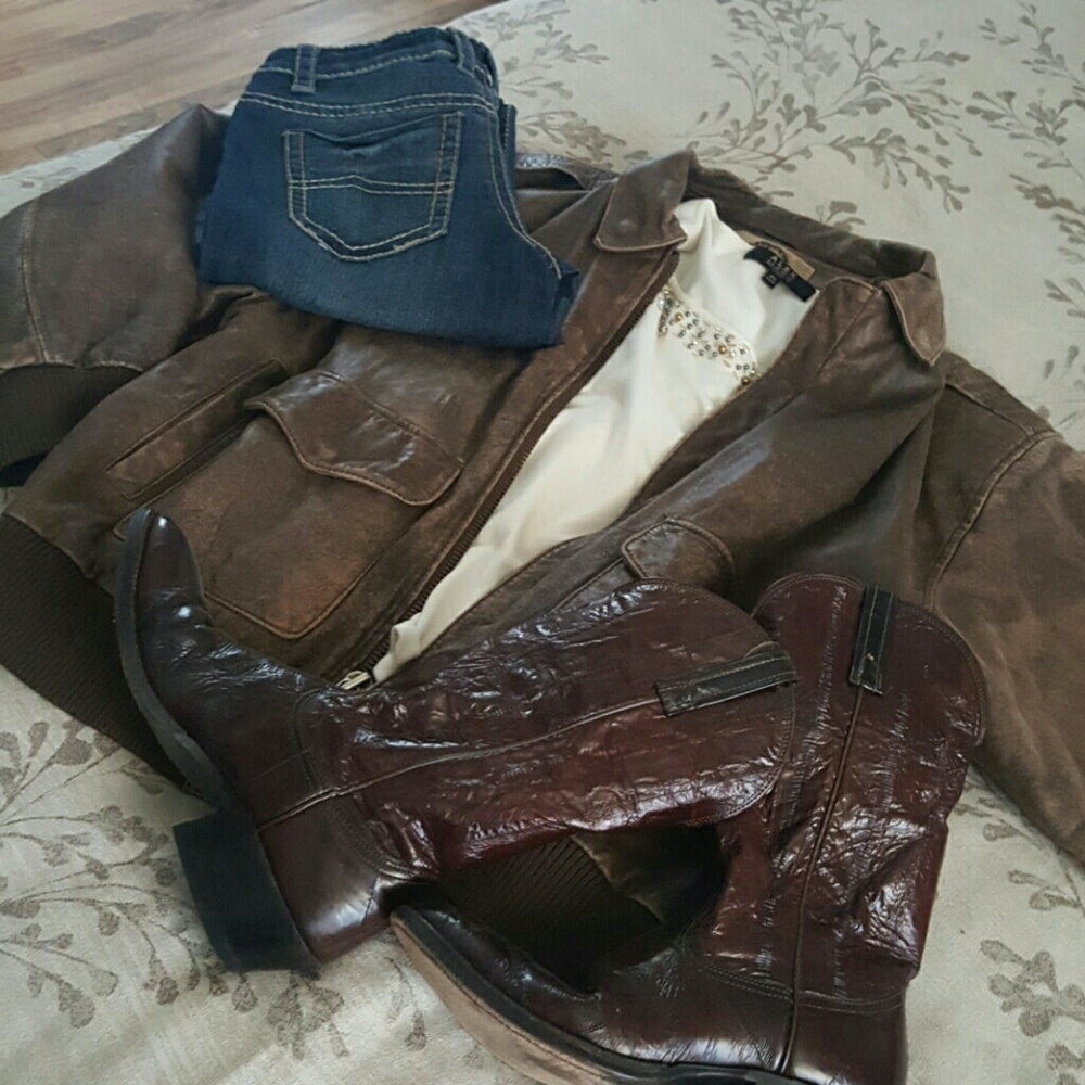 Price drop!!!!Vintage leather bomber jacket. Mint!