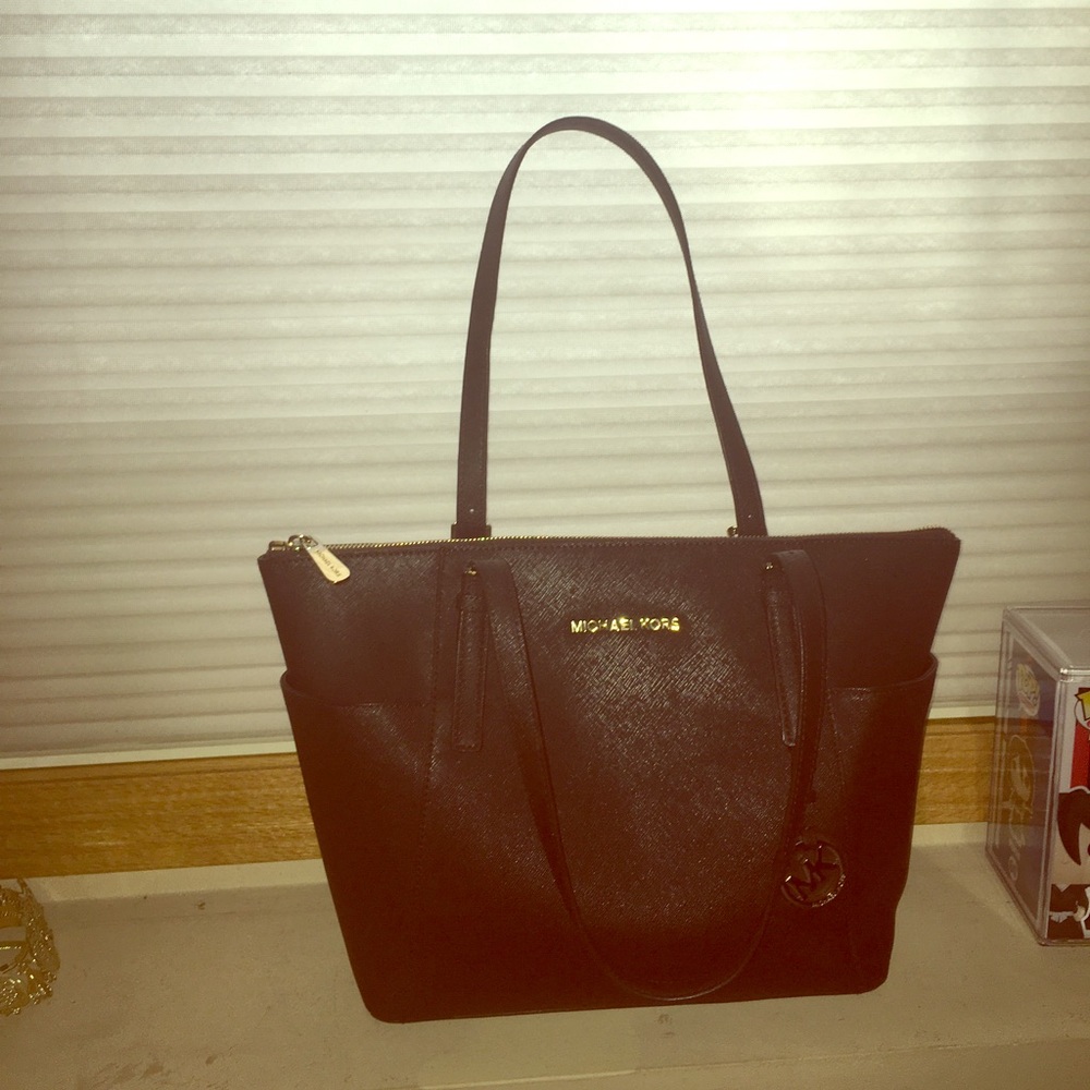 MK Jet Set Medium Top-Zip Saffiano Leather Tote