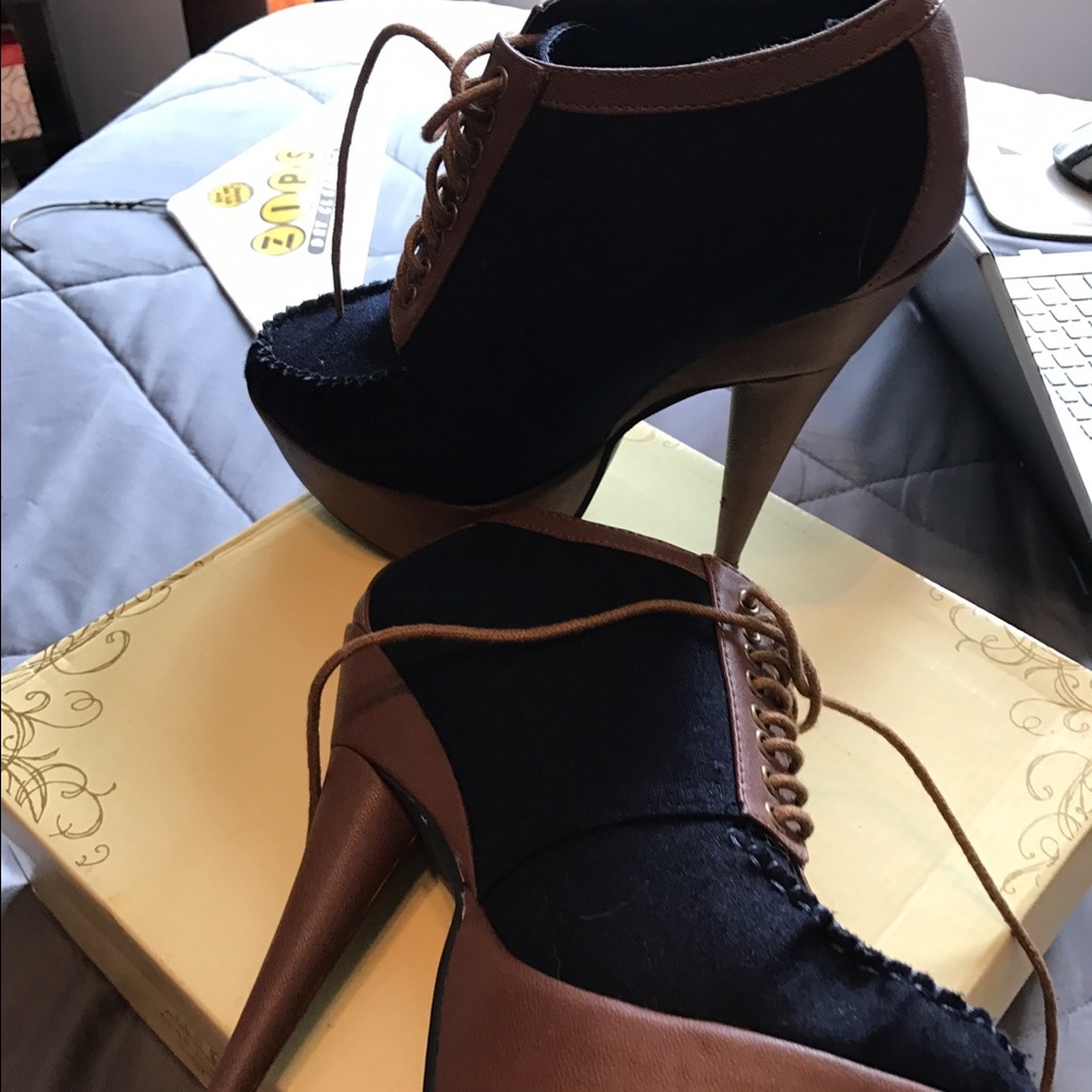 Lace up booties 6.5