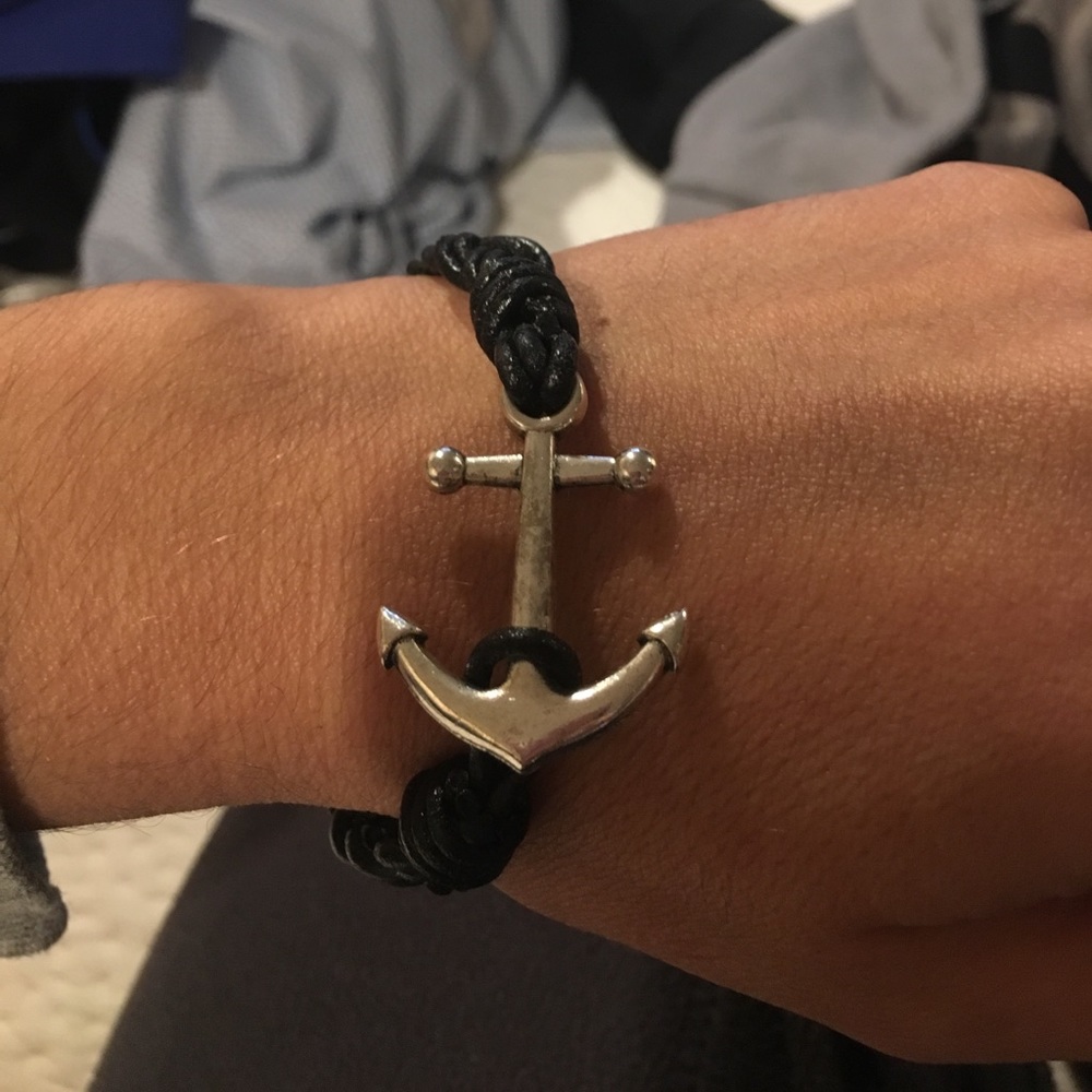 Unisex bracelet with anchor clasp.