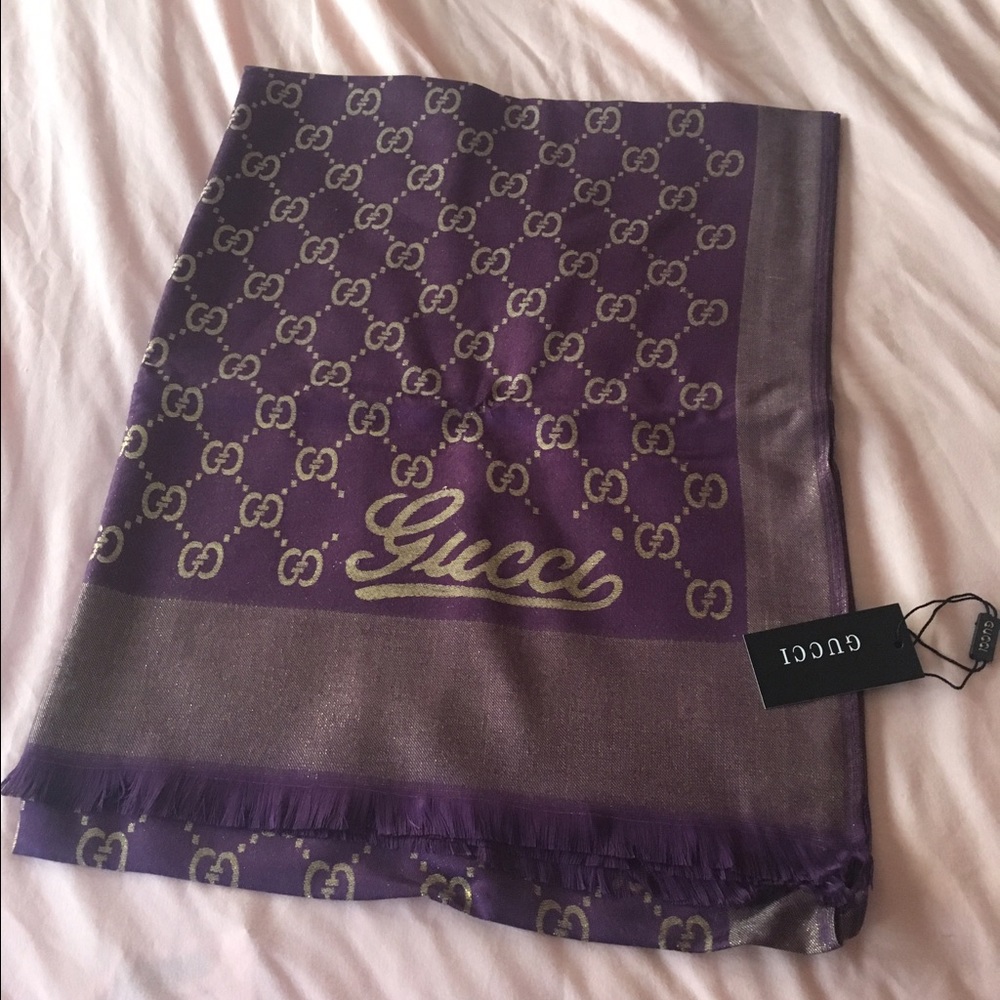 scarf 28 inches wide and 36 inches tall