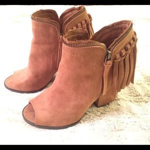 Open toe fringe booties 💕💕