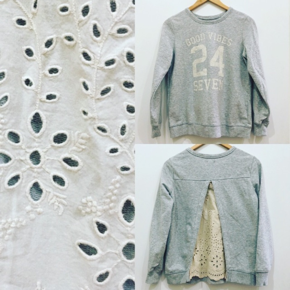 NWT SUPER SOFT FLEECE TOP. PRETTY EYELET BACK. S