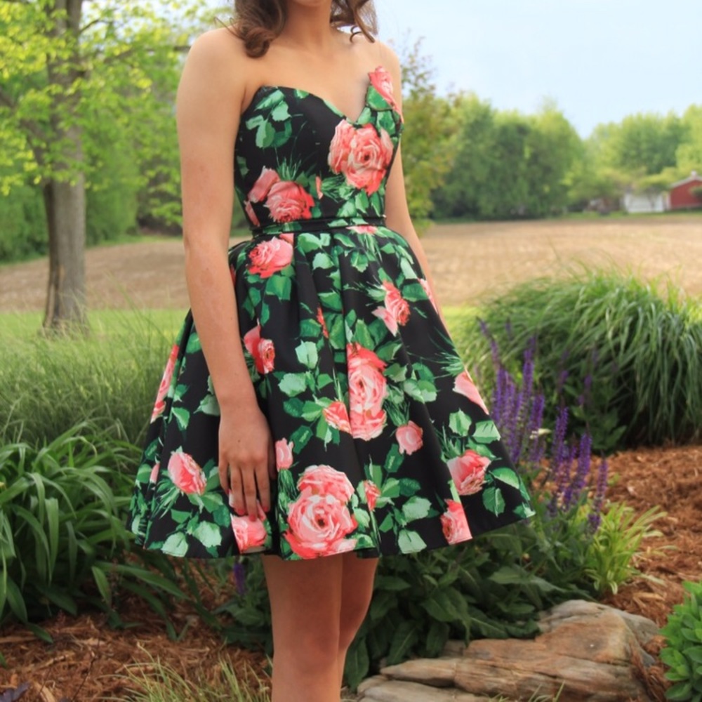 💕Size 0 Sherri Hill Strapless Short Dress💕