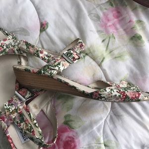 Steve Madden Floral wedge sandal shoes 8.5 canvas