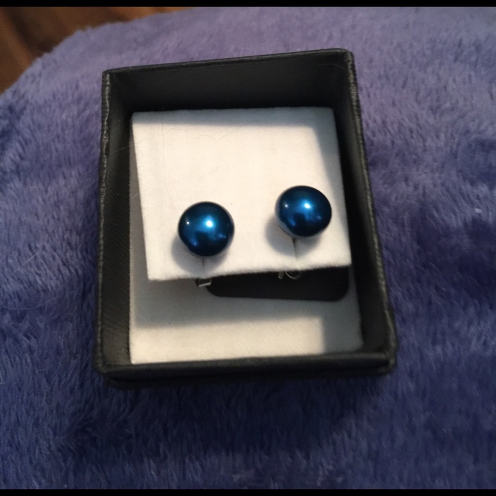 Honora blue button posts
