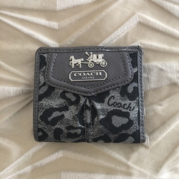 SET: Coach Clutch with matching small wallet - Picture 4 of 7