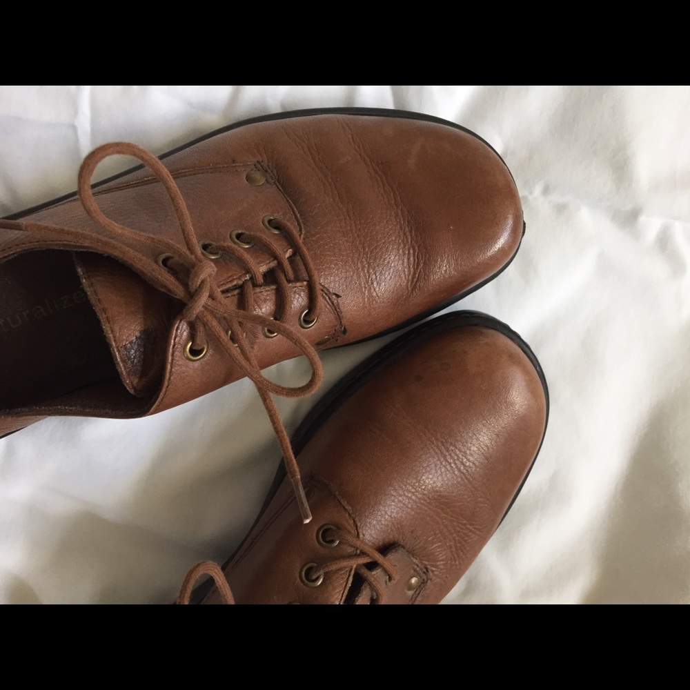 Lace up leather Shoes.