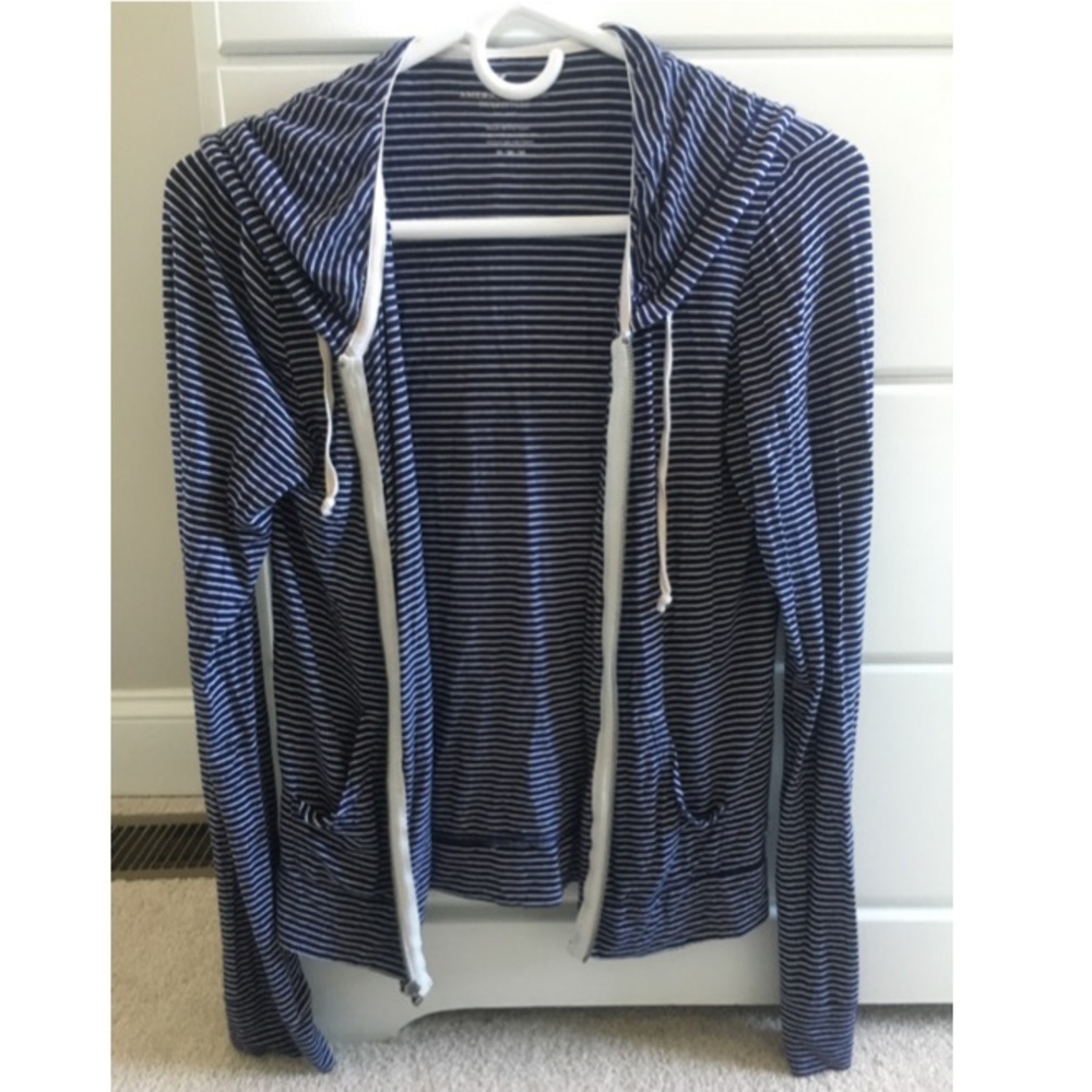 American Eagle light thin sweatshirt