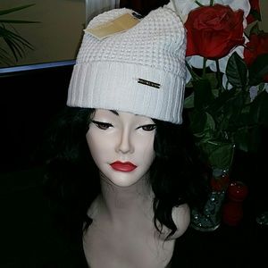 MICHAEL KORS CREAM WINTER "BEANIE" WITH GOLD logo