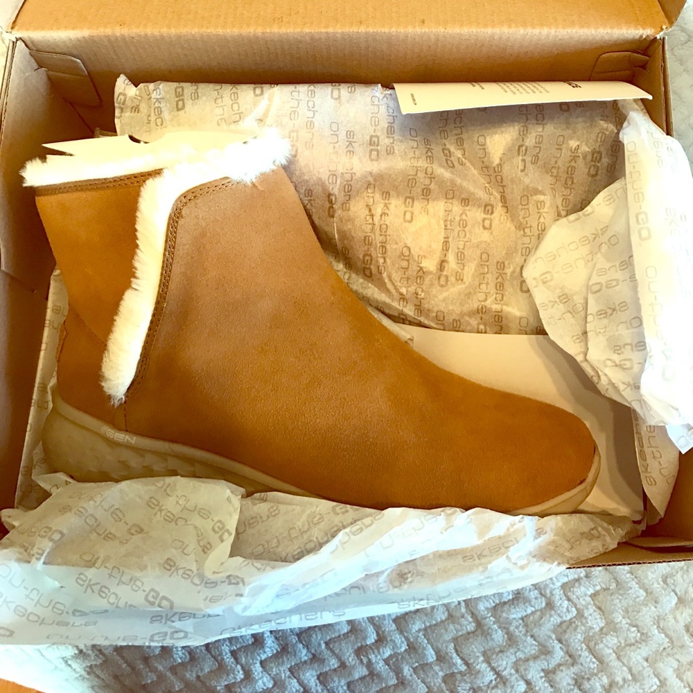 NIB Skechers camel booties
