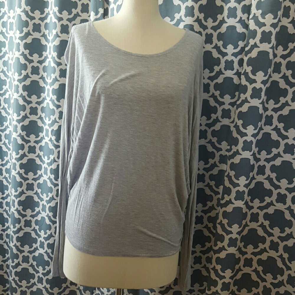 Comfortable and fitted grey top