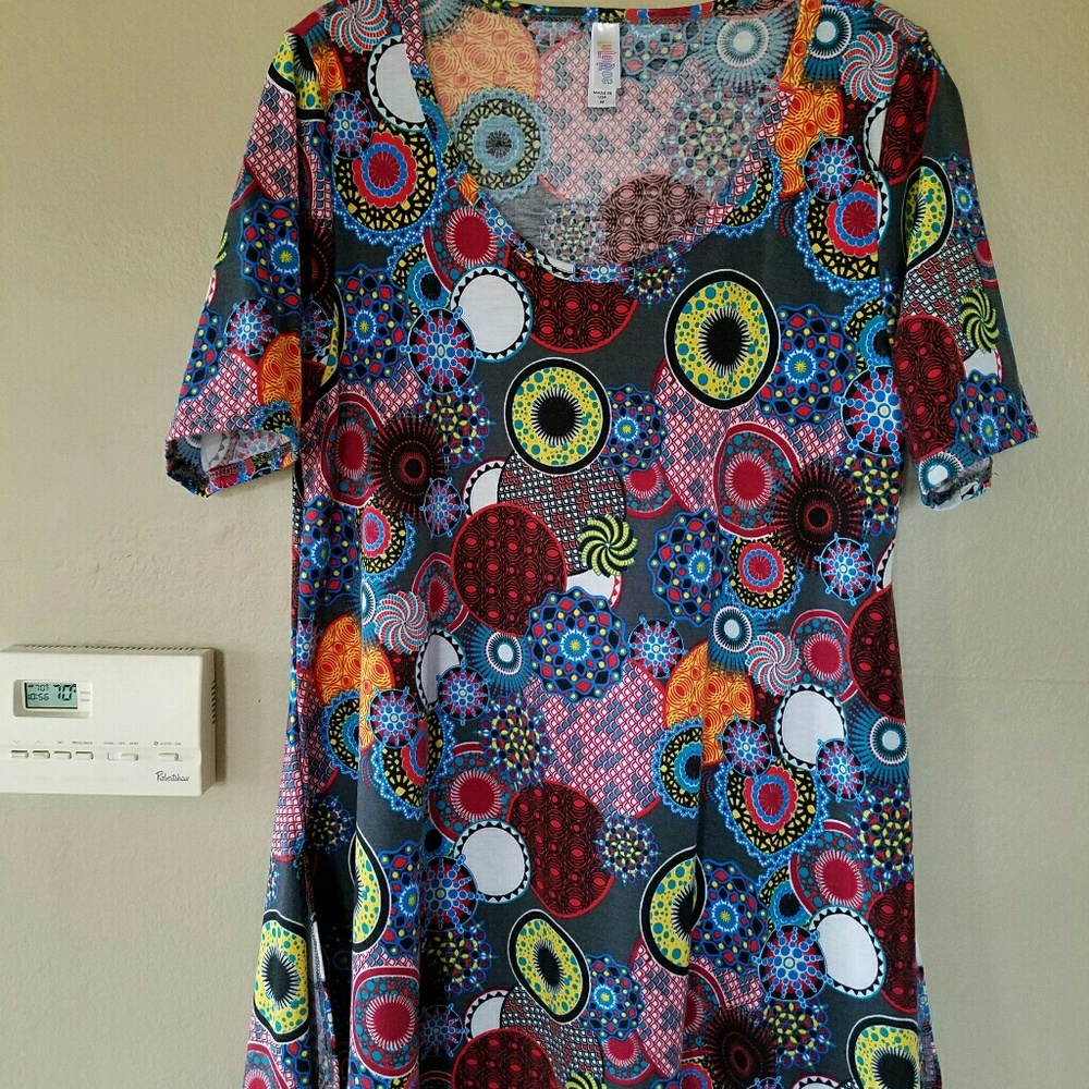 Lularoe spiral perfect tee.