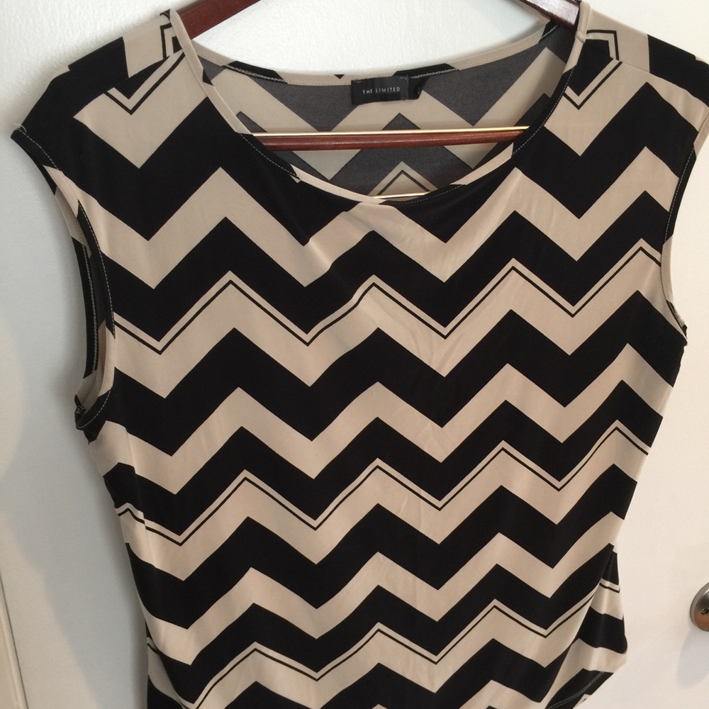 Black & ivory chevron top from the Limited. Sz: L
