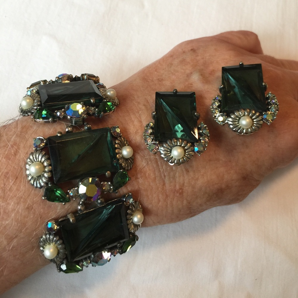 🎉🎉HP🎉🎉RARE SCHIAPARELLI BRACELET AND EARRINGS