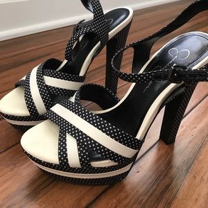 Jessica Simpson pumps