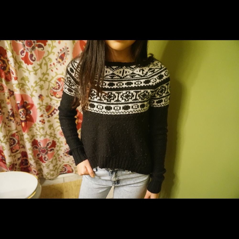 Black and white print sweater