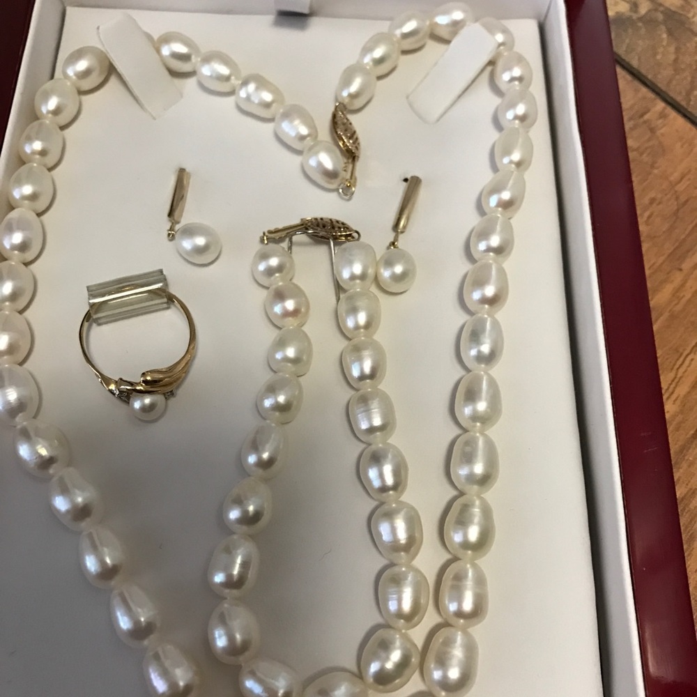 Freshwater pearl with a 14karats yellow gold set.