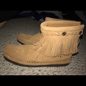 Minnetonka High Top Zip Back Boot