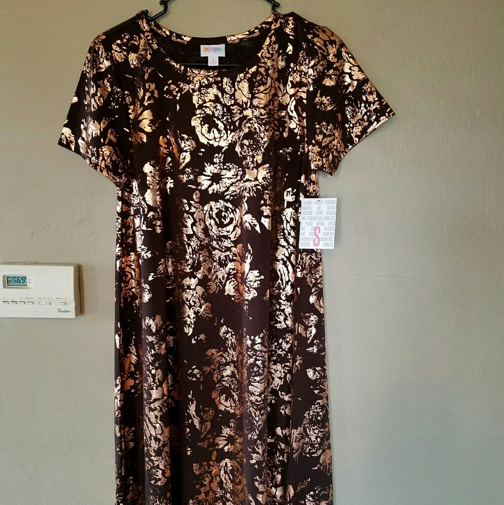 NWT small elegant Carly.