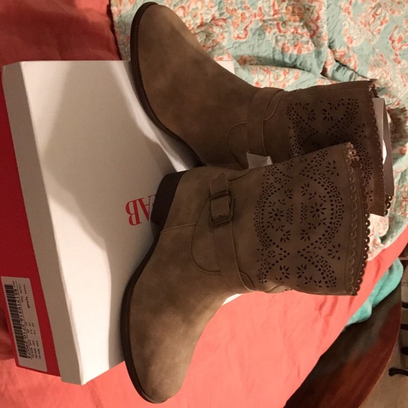 Size 7.5 boots NWT - Picture 1 of 1