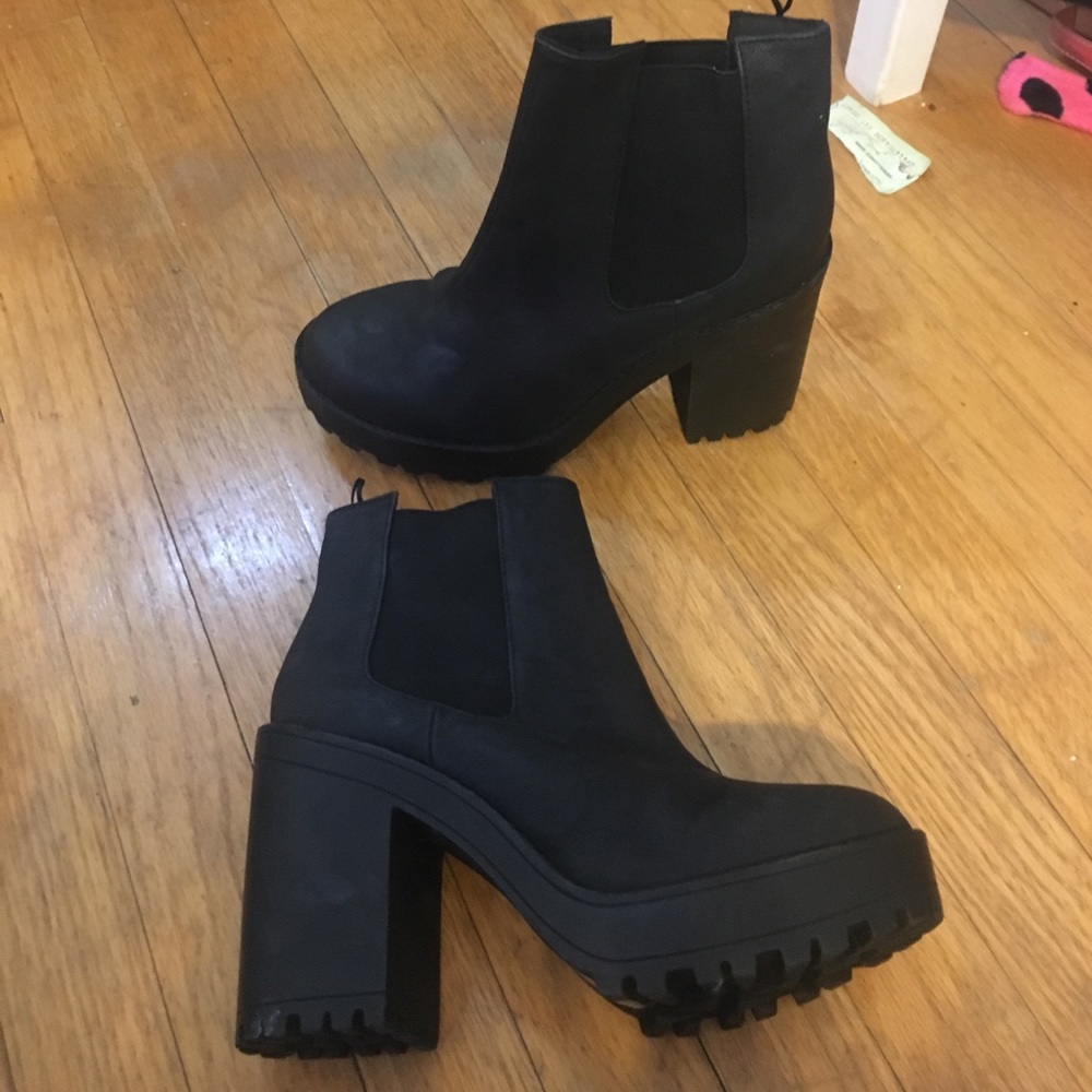Black pumps
