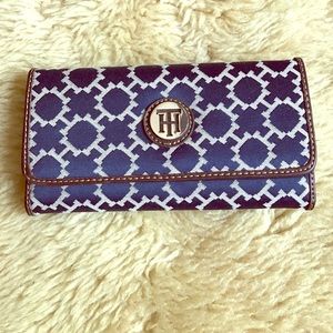 NEVER WORN: Tommy Hilfiger monogrammed wallet
