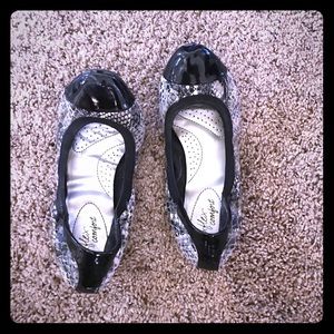 Scrunchy shoes with snake print