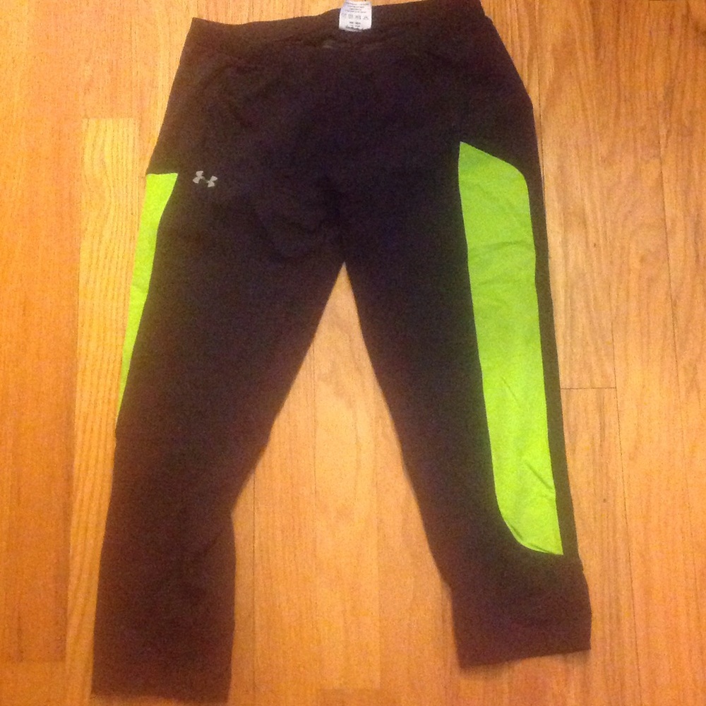 Women's under Armour heat gear capris medium