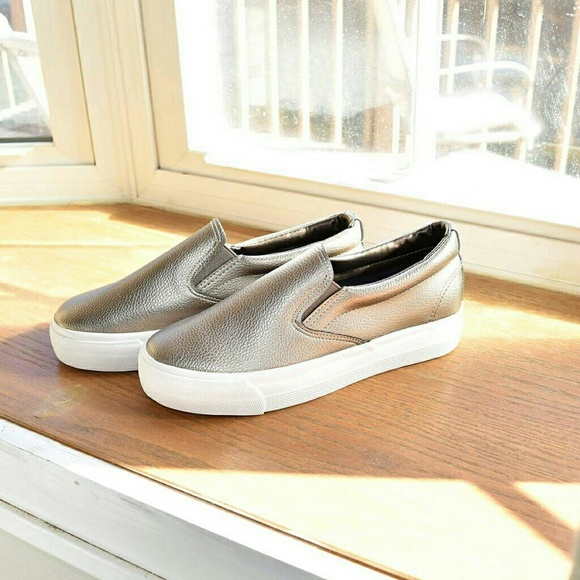 Shoes - NWT Adorable Light Bronze Flats
