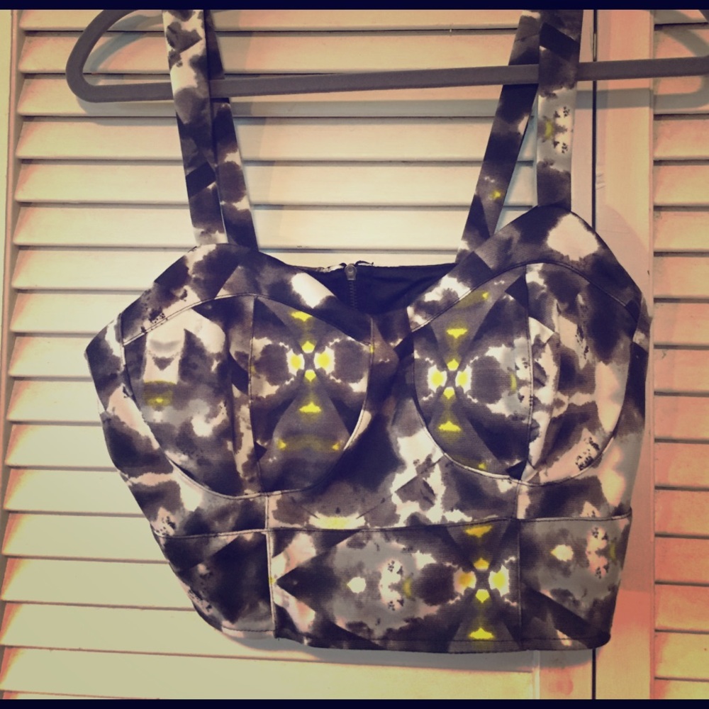 Cute Crop top ! Great with a black mini