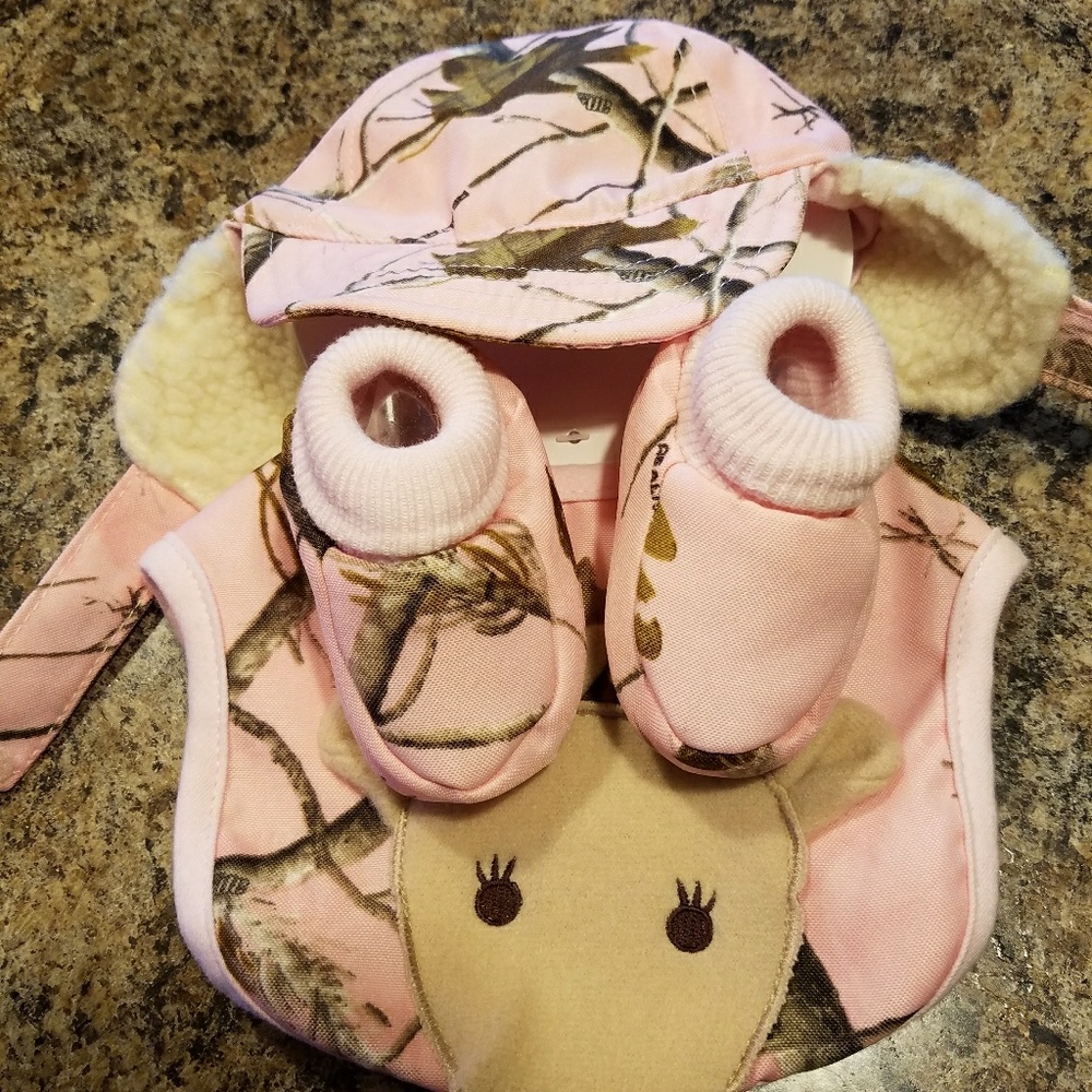 Pink Camou New Born Hat, Bib & Shoes
