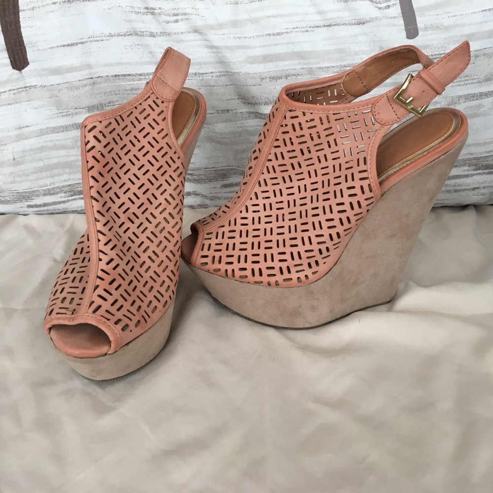 Shoe dazzle tan wedges size 7.5