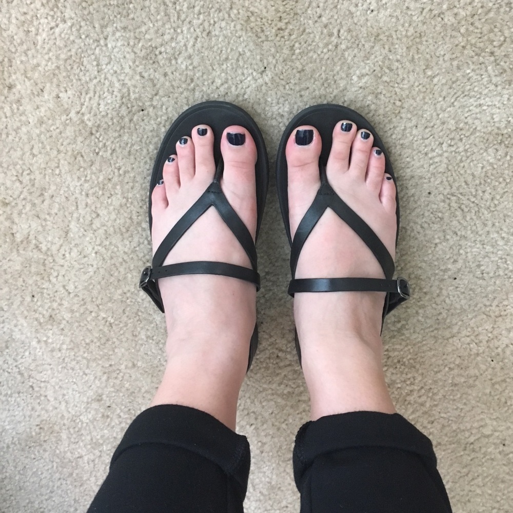 Almost new black fit flop sandals!