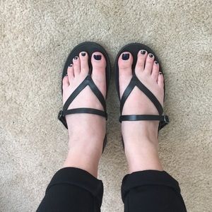 Almost new black fit flop sandals!