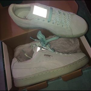 Suede pumas