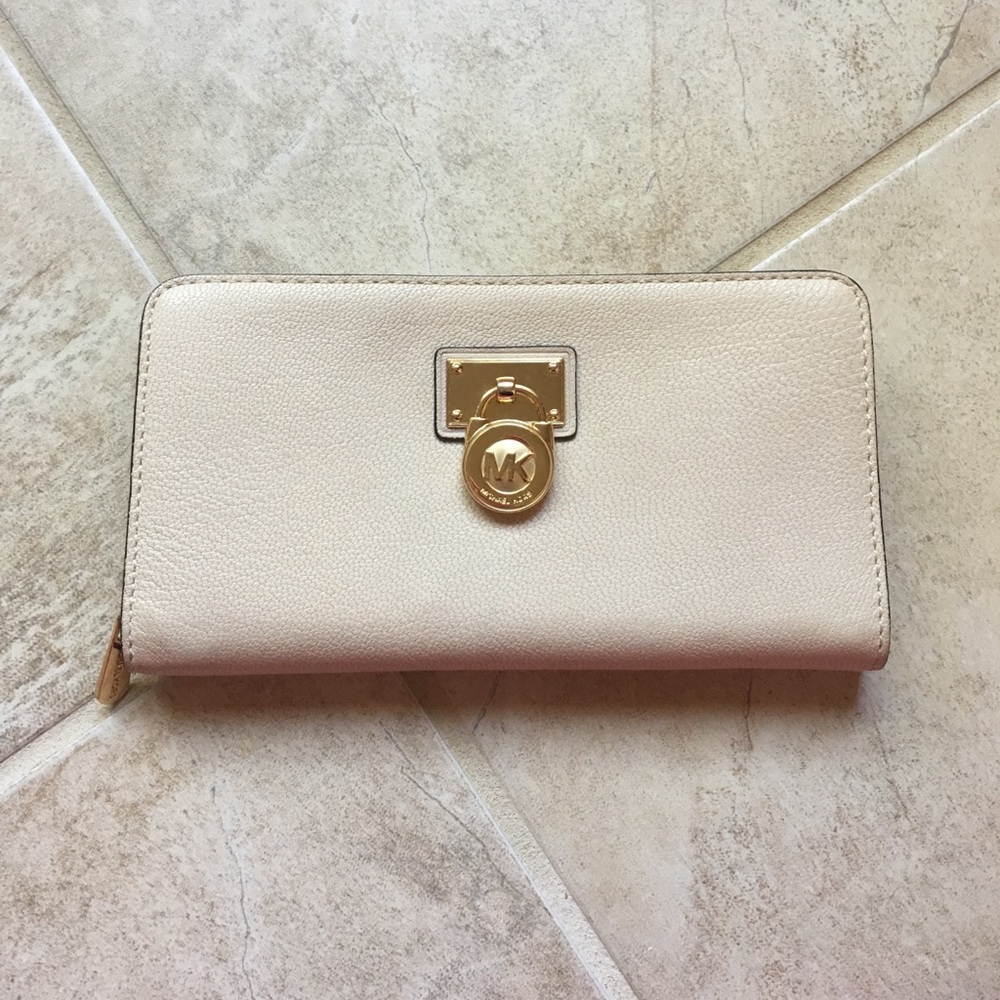 Michael Kors Hamilton Traveler Zip Wallet