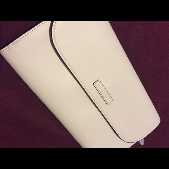 NWT Vera Bradley off white Flap Clutch - Picture 2 of 7