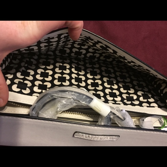 NWT Vera Bradley off white Flap Clutch - Picture 5 of 7